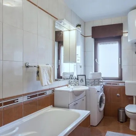 In Kastel Novi With Terrace, Air Conditioning, W-lan, Washing Machine 5104-1