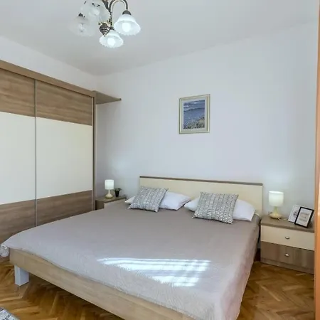 In Kastel Novi With Terrace, Air Conditioning, W-lan, Washing Machine 5104-1